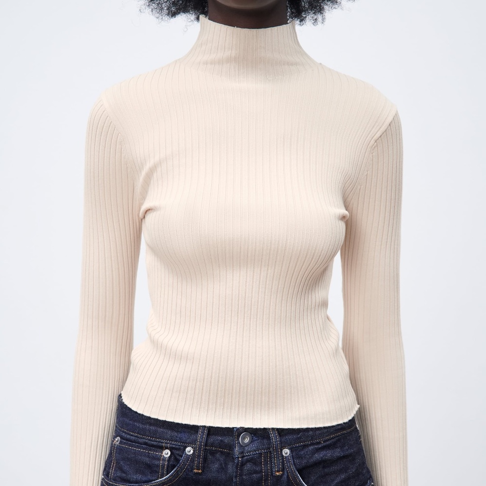 RIBBED LONG SLEEVE KNIT SWEATER